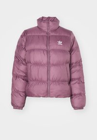 Lila Adidas puffjacka med hel dragkedja fram, hög krage, elastiska manschetter och vit Adidas-logotyp på vänster bröst.