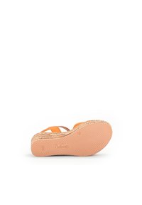 Sandal in arancione con suola in gomma texture e accento in juta intrecciata. Cinghie regolabili per una vestibilità e comfort ottimali. Logo del marchio visibile.