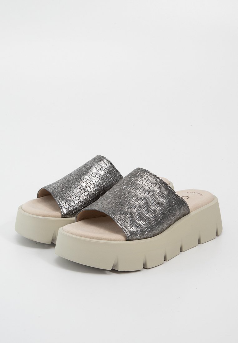 Metallisch grijze slip-on sandalen met een geweven textuur bovenkant, beige platformzool en open teenontwerp. Voorzien van een dikke, gegroefde outsole.