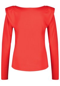 Top rosso a maniche lunghe realizzato in tessuto liscio, con design sopra le spalle e maniche aderenti, caratterizzato da un retro pulito e senza decorazioni.