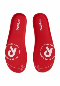 Czerwone wkładki z pianki, z białym napisem marki i okrągłym logo. Gładka tekstura z zaokrąglonymi krawędziami dla komfortu. Rozmiar 33.
