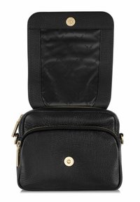 Czarna skórzana torba z teksturowaną powierzchnią, złotymi akcentami, zamknięciem na zamek błyskawiczny oraz otwartą klapą odsłaniającą satynowe wnętrze.