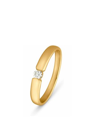 Goldener Bandring mit einem einzelnen runden Diamanten, der zwischen zwei offenen Enden des glatten, polierten Bandes gehalten wird.