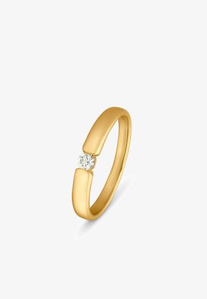 Goldener Bandring mit einem einzelnen runden Diamanten, der zwischen zwei offenen Enden des glatten, polierten Bandes gehalten wird.