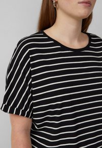 Zwart-wit gestreepte t-shirt met een ronde halslijn, korte mouwen en zacht katoenen materiaal. Subtiele opgerolde mouwdetails.