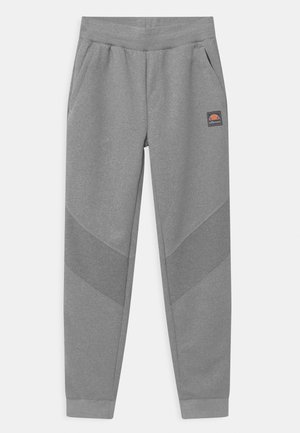 Grå sweatpants med taperet ben, elastisk taljebånd, sidelommer, ribstrikkede knæpaneler og ellesse-logo på højre lår.