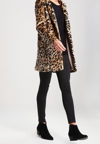 Wallis Stickad tröja - black