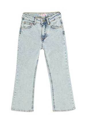Jeans de denim azul claro para niños con un diseño de pierna recta, cinco bolsillos y detalles de costura amarilla. La cinturilla tiene un cierre de botón.