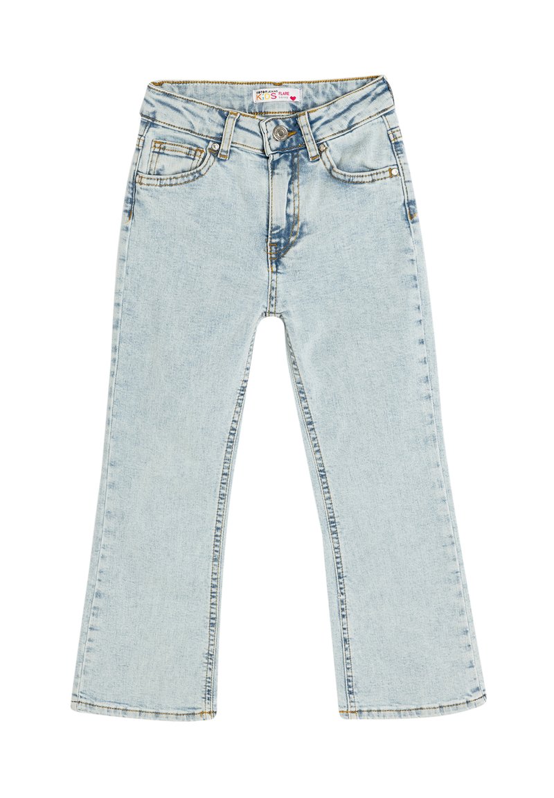 Jeans de denim azul claro para niños con un diseño de pierna recta, cinco bolsillos y detalles de costura amarilla. La cinturilla tiene un cierre de botón.