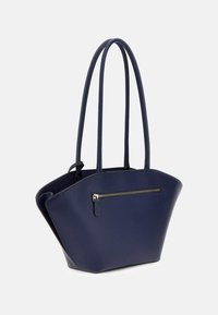 Marineblaue Kunstleder-Tasche mit strukturiertem Design, zwei langen Griffen und einer vorderen Reißverschlusstasche. Sie hat eine strukturierte Oberfläche.
