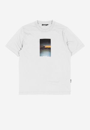 Valge puuvillane T-särk, millel on ristkülikukujuline graafiline print mootorrattast päikeseloojangutaguses taustas. Lühikesed varrukad ja ümar kaelus.