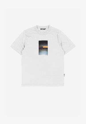 Fehér pamut póló, amelyen egy motorkerékpár látható egy naplemente háttér előtt, téglalap alakú grafikai nyomattal. Rövid ujjú és kerek nyakú.