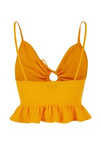 Žlutý ribbovaný crop top s trojúhelníkovými košíčky, nastavitelnými tenkými ramínky a volánkovým lemem. Obsahuje kruhový výřez uprostřed přední části.