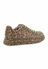 Sneaker z brązowym wzorem w cętki i małymi czarnymi �ćwiekami pokrywającymi całe buty, beżowe sznurowadła oraz teksturowaną gumową podeszwę.