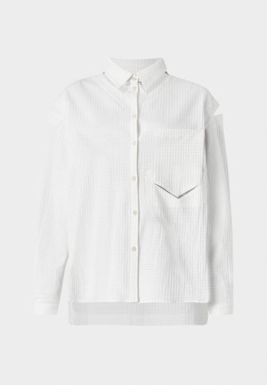 Chemise blanche à boutons avec un motif texturé, col, et une poche plaquée. Présente des manches longues et un ourlet droit.