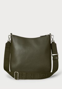 Borsa a spalla in pelle verde oliva con superficie testurizzata, dotata di chiusura con zip superiore e una tracolla contrassegnata con "Loren LRL" per i dettagli.