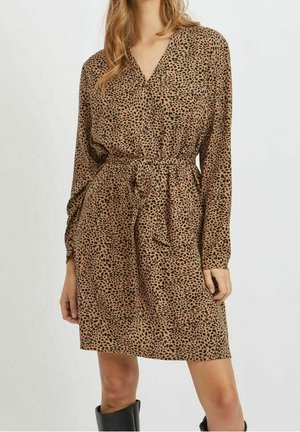 Vestido con estampado de leopardo en una tela suave y ligera. Cuenta con escote en V, mangas largas y cintura con cinturón para ajuste y forma.