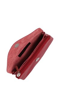 Rød læderpung med en tekstureret overflade, lynlåslomme og tryklås. Indvendigt foret med blødt, pink materiale.