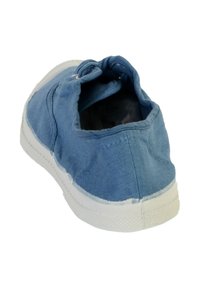 Baskets en toile bleue avec semelle en caoutchouc blanche, vues de l'arrière avec l'intérieur visible et les lacets noués en haut.