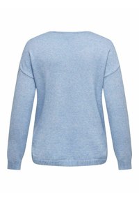Svietlomodrý sveter s dlhým rukávom vyrobený z jemného materiálu. Má okrúhly výstrih, rebrované manžety a spodný lem s voľným strihom.