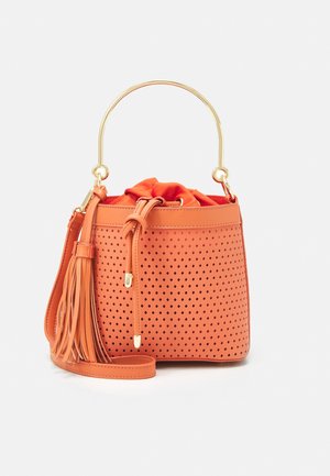 Oranssi rei'itetystä nahasta valmistettu olkalaukku, jossa on kultasävyinen kahva, nyörikiinnitys ja sivussa hapsukoriste. Kompakti ja jäsennelty muotoilu.