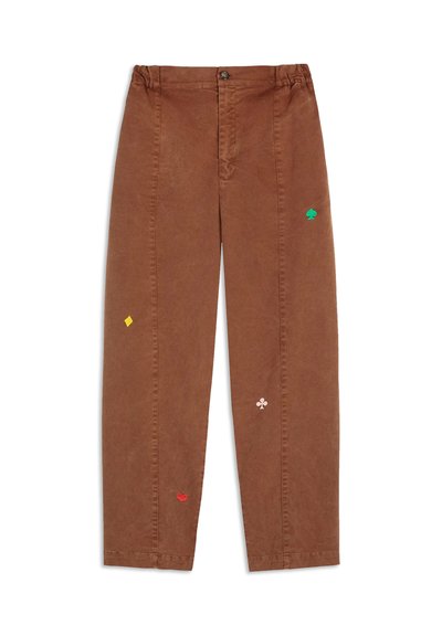Pantalons droits marron avec taille élastique, fermeture à bouton et petits symboles de cartes à jouer brodés en rouge, jaune, vert et rose.