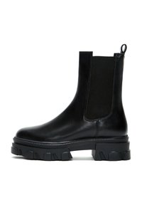 Botte noire à la cheville avec des panneaux latéraux élastiques, tige en cuir lisse, semelle en caoutchouc épaisse et talon avec un design cranté pour une meilleure adhérence.