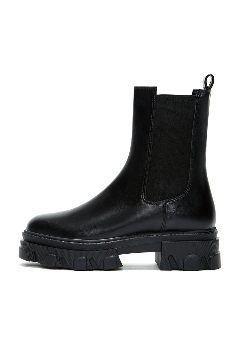 Botte noire à la cheville avec des panneaux latéraux élastiques, tige en cuir lisse, semelle en caoutchouc épaisse et talon avec un design cranté pour une meilleure adhérence.