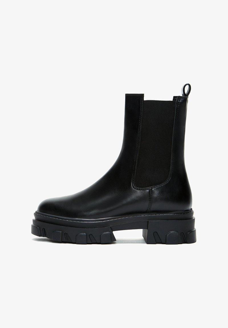 Botte noire à la cheville avec des panneaux latéraux élastiques, tige en cuir lisse, semelle en caoutchouc épaisse et talon avec un design cranté pour une meilleure adhérence.