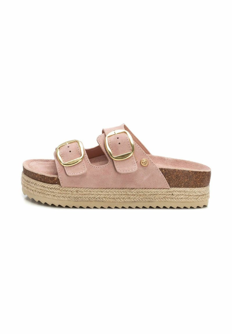 Sandali slide in suede rosa con due fibbie regolabili in tono oro, soletta in sughero, suola in juta intrecciata e suola esterna in gomma testurizzata.
