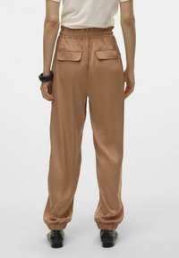 Vero Moda VMMARYS DANA BATTLE - Pantalon classique - café au lait