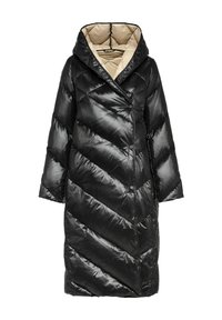 Czarna kurtka puchowa w wzór chevron, z dużym kapturem, zapięciem na napy i kontrastowym beżowym podszewką. Miękka, błyszcząca struktura.