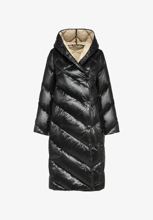 Czarna kurtka puchowa w wzór chevron, z dużym kapturem, zapięciem na napy i kontrastowym beżowym podszewką. Miękka, błyszcząca struktura.