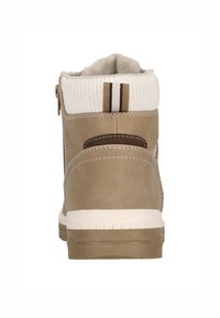 Tan suede enkelschoenen met een witte geribbelde kraag, een achterrits, en een bruin gestreept detail, met een geklede rubberen zool.