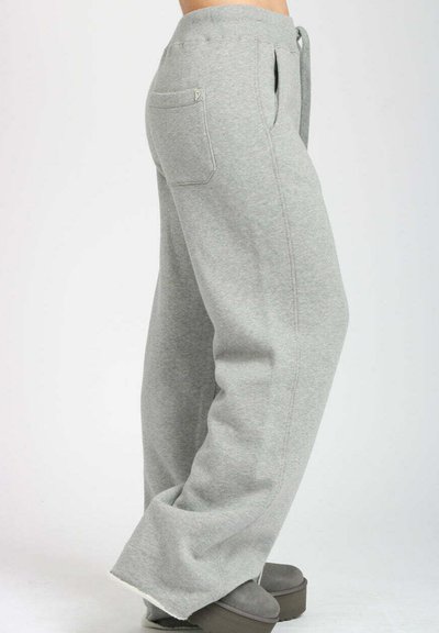 Pantaloni da jogging grigi chiari con una vestibilità ampia, realizzati in tessuto morbido. Tra le caratteristiche ci sono una vita con cordino, tasche laterali e un dettaglio di tasca sul retro.