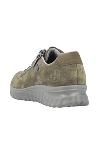 Wildledersneaker in Olivgrün mit strukturiertem Finish, ausgestattet mit einem Reißverschlussverschluss und einer transparenten Gummisohle für Flexibilität.