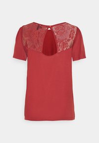 Rød T-shirt med korte ærmer og en rygpanel i lace. Har en rund halsudskæring og en nøglehulskæring, lavet af blødt, let stof.