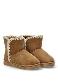 Botas de tobillo de ante marrón con una superficie texturizada, que cuentan con un borde ondulado en crema alrededor de la parte superior y una suela de goma sólida y contrastante.