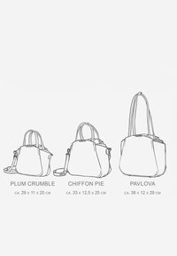 Drei Handtaschen: Plum Crumble (29x11x20 cm), Chiffon Pie (33x12,5x25 cm) und Pavlova (38x12x29 cm), die verschiedene Formen und Designs präsentieren.