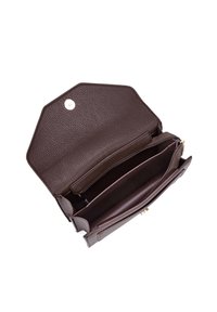 Portafoglio in pelle marrone con forma ottagonale, superficie testurizzata e più scomparti; presenta una chiusura a scatto e una tasca con zip.