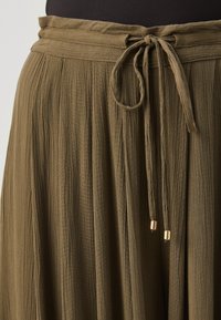 ONLY ONLCHIARA PANTS - Auduma bikses - khaki