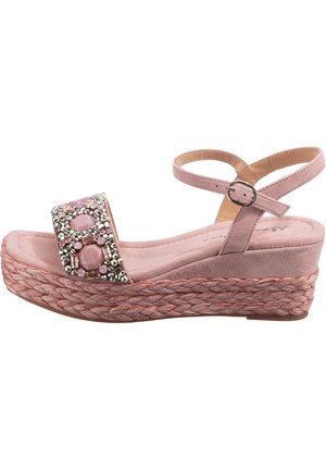 Pink kile-sandal med flettet platform, ankelrem med spænde og frontrem dekoreret med pink og sølvfarvede ædelsten.