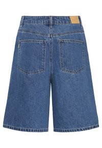 Shorts en denim avec une coupe droite, de couleur bleu moyen, dotés de deux poches arrière et d'une étiquette en cuir à la taille.