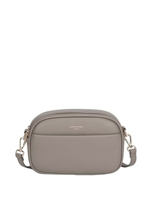 Kleine rechthoekige taupekleurige leren crossbodytas met gouden rits, voorvak en verstelbare riemclips.