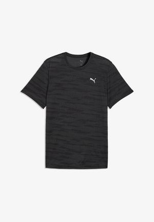 Melnā īsroku sporta krekls ar tumšu horizontālu kamuflāžas rakstu un mazu, baltu Puma logotipu krūtīs.