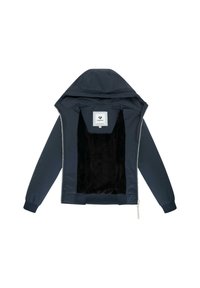 Tumši zilais mētelis ar kapuci, ar mīkstu melnu vilnas oderi un baltu etiķeti iekšpusē. Ar rāvējslēdzēja aizdari un elastīgām aprocēm.