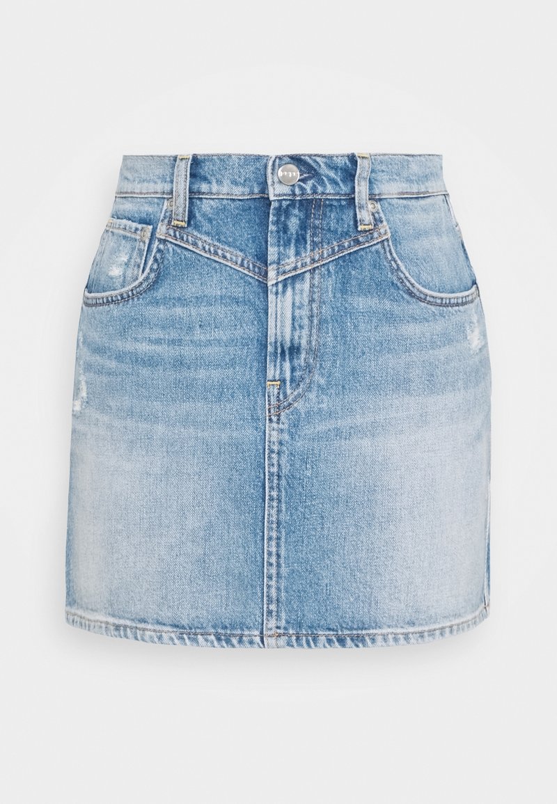 Mini-jupe en denim bleu clair avec poches avant, passants pour ceinture et fermeture à bouton en métal sur un fond uni.