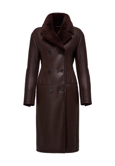 Palton din piele maro, cu două rânduri de butoane, având un guler din blană de miel închis la culoare, mâneci lungi și închidere cu butoane, prezentând un design elegant și ajustat.