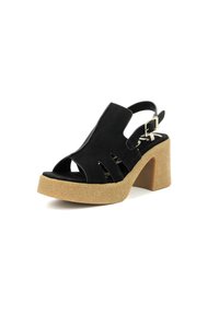 Sandal in suede nero con punta aperta, design ritagliato, cinturino alla caviglia regolabile e tacco a piattaforma beige chunky. Suola testurizzata per una migliore aderenza.
