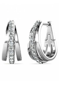 Orecchini a cerchio in argento con una superficie testurizzata e una fila di gemme trasparenti lungo il bordo frontale. Design elegante e moderno.